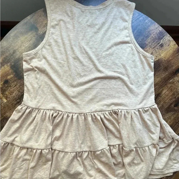 Sleeveless woman’s oatmeal color baby doll top. Size: L. - Picture 5 of 10
